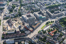 909095 Luchtfoto van de Oudenoord en omgeving te Utrecht, uit het westen, met in het midden het appartementencomplex In ...